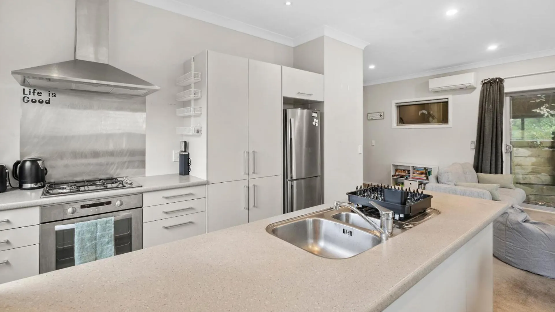 Urban Sanctuary - Johnsonville Holiday Home