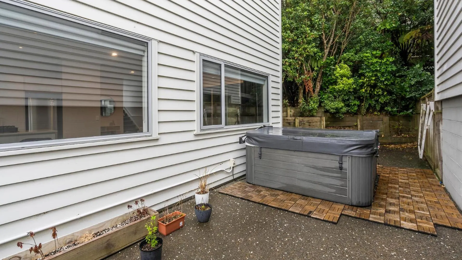 Urban Sanctuary - Johnsonville Holiday Home